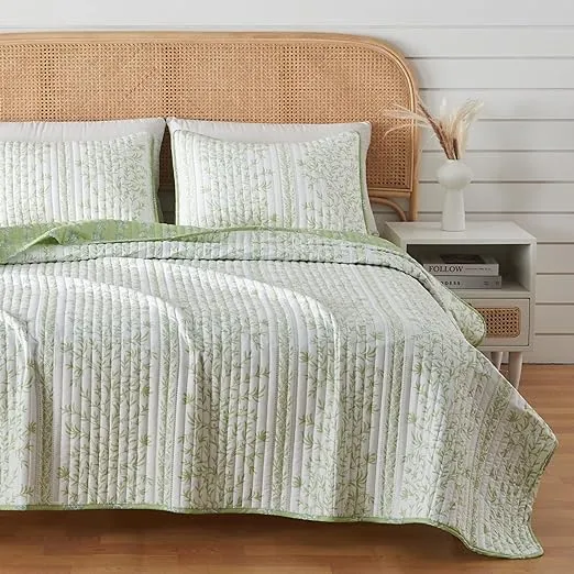 Great Bay Home Floral Full/Queen Quilt Set with Shams, Green Floral Bedding Set, All-Season, Lightweight Bedspread. Reversible, Farmhouse Bedding. (Full/Queen, Flora)